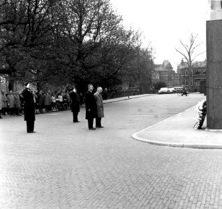 HUA-166918-Afbeelding van de kranslegging bij het monument voor tijdens de oorlog gevallen spoorwegpersoneel aan het Moreelsepark te Utrecht, tijdens dodenherdenking