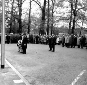 HUA-166914-Afbeelding van de kranslegging bij het monument voor tijdens de oorlog gevallen spoorwegpersoneel aan het Moreelsepark te Utrecht, tijdens dodenherdenking