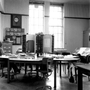 HUA-166904-Interieur van het 3e Administratiegebouw van de Nederlandse Spoorwegen HGB III Moreelsepark te Utrecht reserveringsbureau
