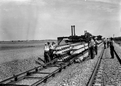 HUA-166959-Afbeelding van het leggen van betonnen dwarsliggers in de spoorlijn tussen Eindhoven en Venlo, nabij Helmond