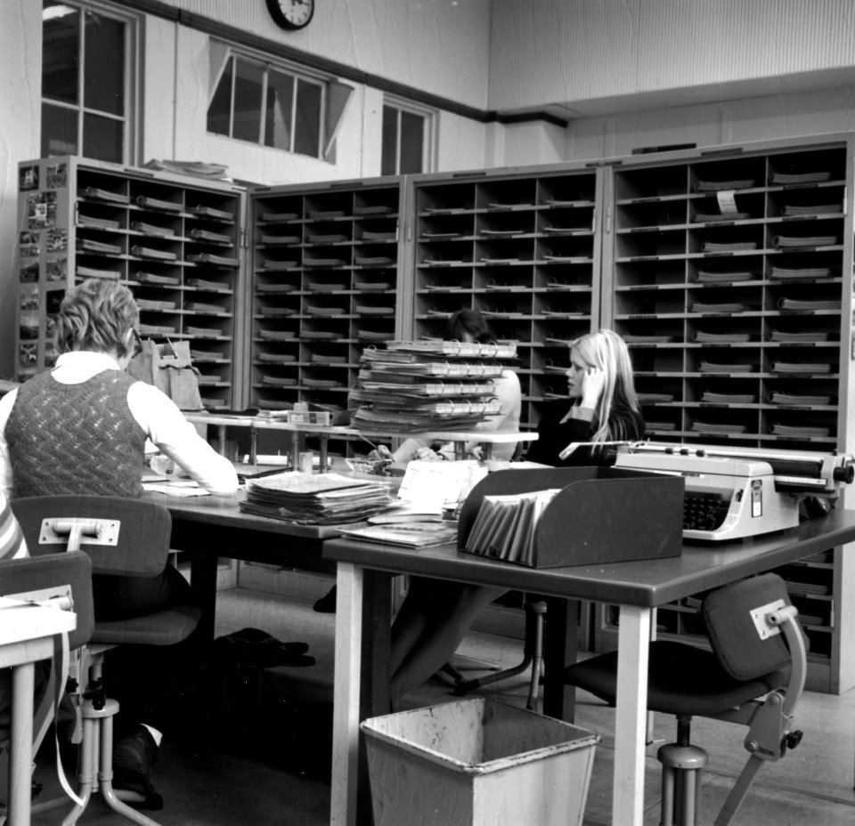 HUA-166903-Interieur van het 3e Administratiegebouw van de Nederlandse Spoorwegen (HGB III, Moreelsepark) te Utrecht- reserveringsbureau