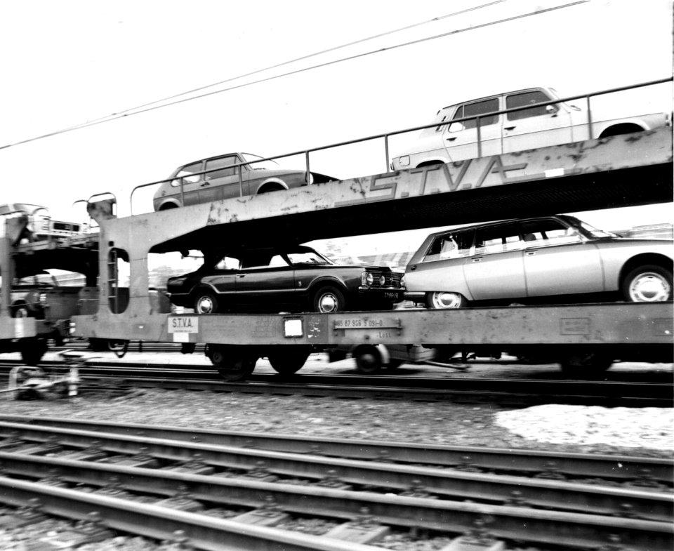 HUA-159614-Afbeelding van enkele auto's op een autolaadwagen van de autoslaaptrein te 's-Hertogenbosch