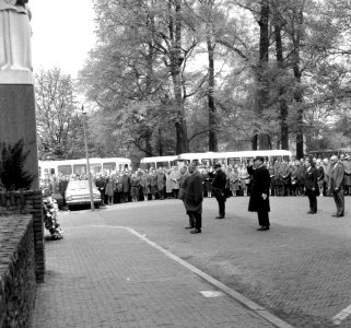 HUA-166922-Afbeelding van de kranslegging bij het monument voor tijdens de oorlog gevallen spoorwegpersoneel aan het Moreelsepark te Utrecht tijdens dodenherdenk