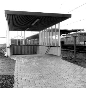 HUA-166715-Afbeelding van de toegang tot de perrontunnel aan de achterzijde van het N.S.-station Wormerveer te Wormerveer