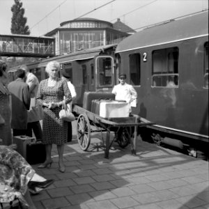 HUA-166730-Afbeelding van een kruier op het perron van het N.S.-station Arnhem te Arnhem