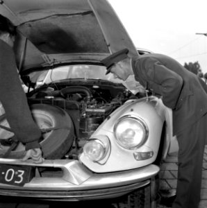 HUA-159469-Afbeelding van de inspectie van een auto door een douanebeambte bij de autoslaaptrein in het NS station Amsterdam Amstel te Amsterdam