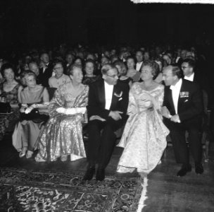 Holland Festival 1965 , galaconcert in Concertgebouw v.l.n.r. mevrouw Van Hall ,, Bestanddeelnr 917-8652
