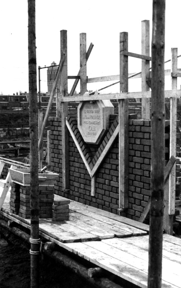 HUA-166883-Afbeelding van de eerste steen gedenksteen gelegd door president directeur FQ den Hollander van de NS voor het toekomstige gebouw van het Centraal Aut