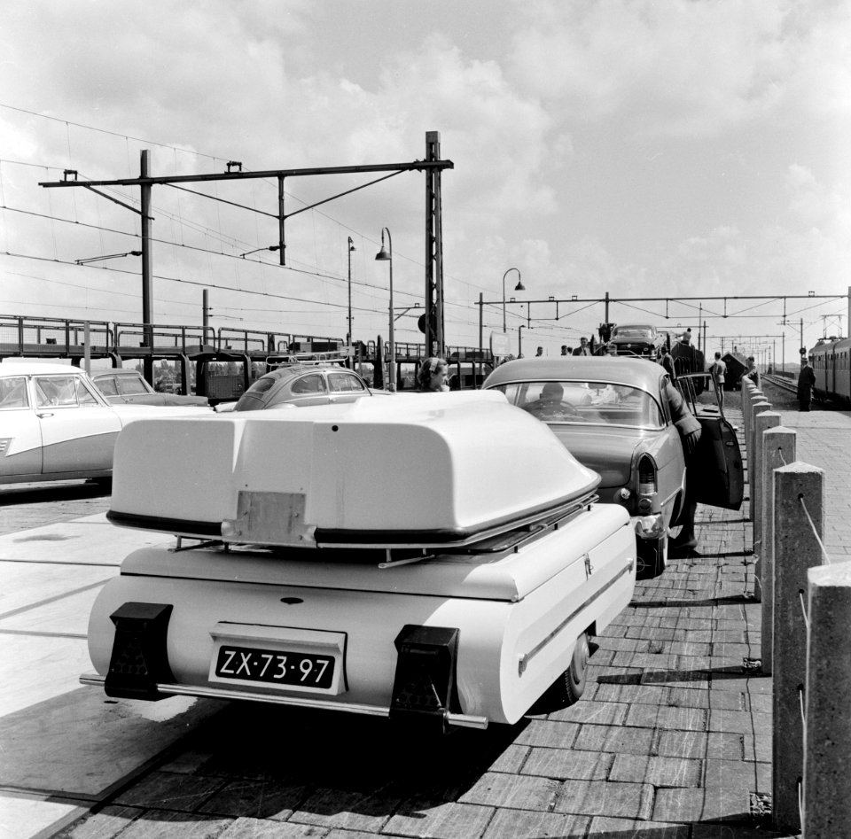 HUA-159489-Afbeelding van een rij auto's voor het oprijden van een autoslaaptrein op het N.S.-station Amsterdam-Amstel te Amsterdam