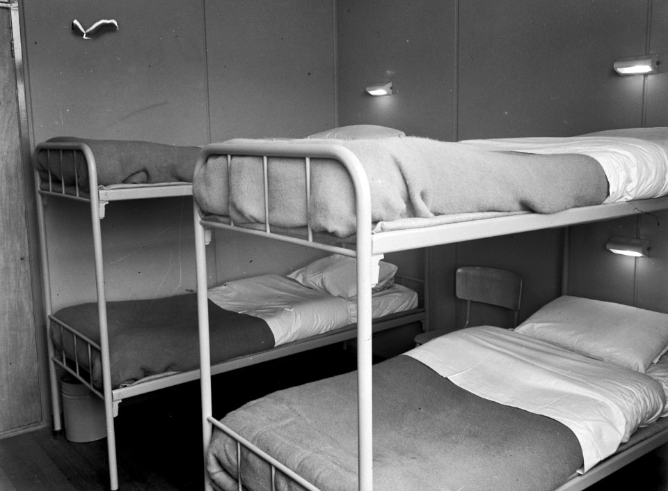 HUA-166894-Interieur van het nieuwe pension voor spoorwegpersoneel "De Oase" te Rotterdam Zuid- slaapzaal
