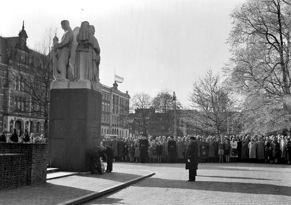 HUA-166928-Afbeelding van de kranslegging bij het monument voor tijdens de oorlog gevallen spoorwegpersoneel aan het Moreelsepark te Utrecht tijdens dodenherdenk