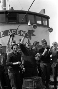 Hollandse Nieuwe 1963 uit de logger Katwijk 7 De Arend 113 kantjes nieuwe harin, Bestanddeelnr 915-1925
