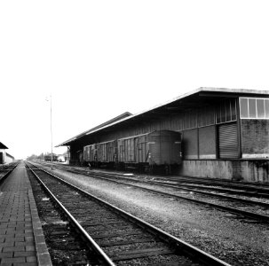 HUA-166764-Gezicht op de goederenloods van het N.S.-station Winschoten te Winschoten