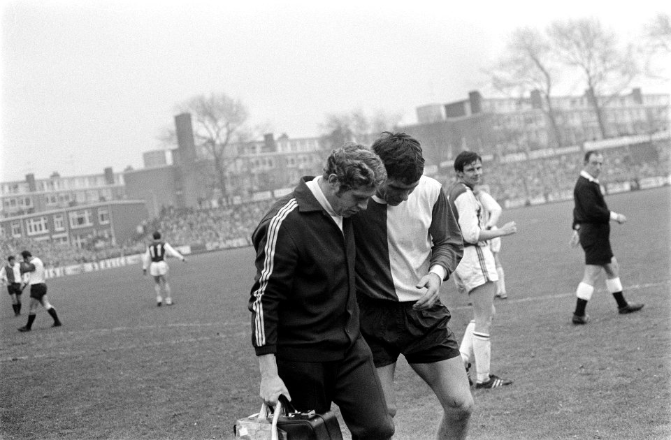 Holland Sport tegen Feyenoord 0-0. Van Hanegem geblesseerd, Bestanddeelnr 923-0042