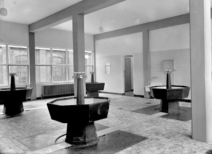 HUA-159446-Interieur van de lijnwerkplaats van de N.S. te Zwolle- waslokaal
