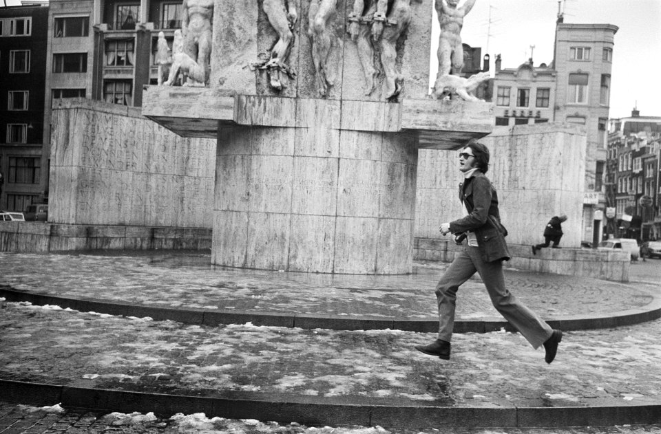 Hollende man showt herenmode bij het Nationaal Monument op de Dam in Amsterdam, Bestanddeelnr 924-3380