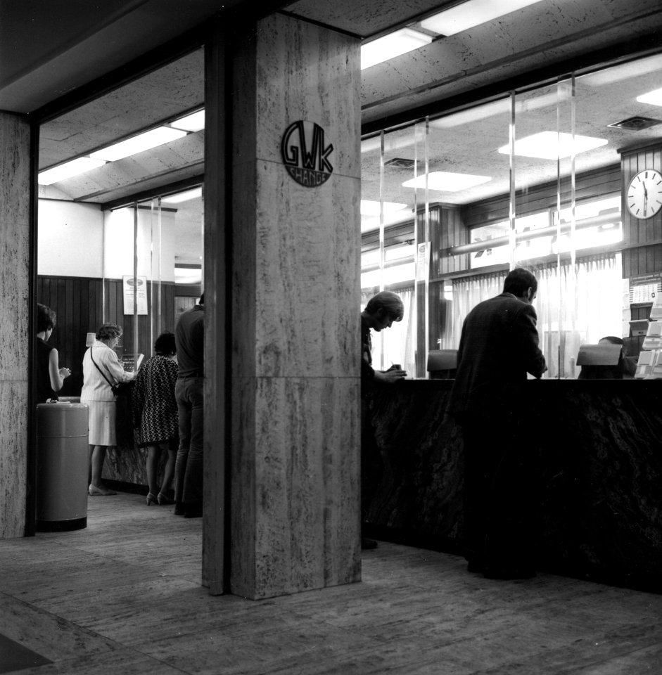 HUA-166738-Interieur van het N.S.-station Rotterdam C.S. te Rotterdam- grenswisselkantoor in de hal