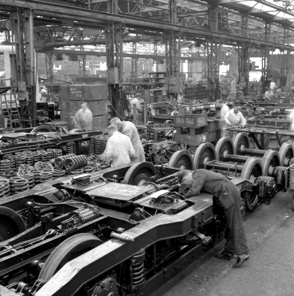 HUA-159421-Afbeelding van in aanbouw zijnde draaistellen voor electrische treinstellen plan F (mat. 1954) voor de N.S. bij de Wagon- en Bruggenfabriek Werkspoor N.V. te Utrecht