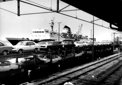 HUA-159606-Afbeelding van autotrailers met nieuwe Fords op het emplacement van het NS station Hoek van Holland Haven te Hoek van Holland