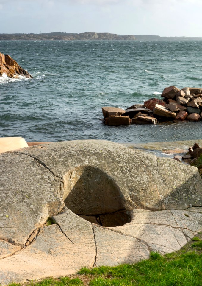 Hole in a cliff at Vikarvet Museum
