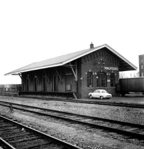 HUA-166753-Gezicht op de goederenloods bij het NS station Enkhuizen te Enkhuizen
