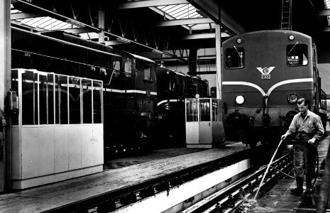 HUA-159343-Interieur van de lijnwerkplaats Watergraafsmeer van de NS te Amsterdam met de diesel electrische locomotieven nrs 2231 en 2300 serie 2200 2300 van de 