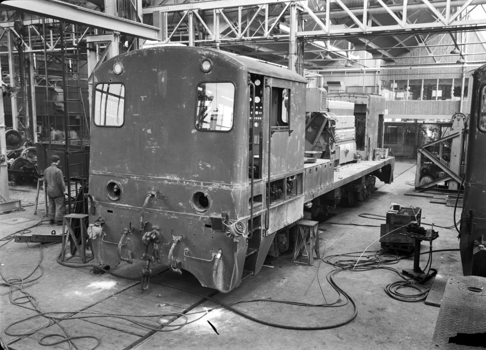 HUA-166558-Afbeelding van een in aanbouw zijnde diesel electrische locomotief uit de serie 2200 2300 bestemd voor de NS bij de firma Allan te Rotterdam