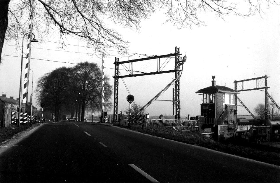 HUA-166523-Gezicht op de spoorwegovegang in de Kanaalweg te Leiden, met rechts de spoorbrug over het Rijn-Schiekanaal, met brugpost Rskb
