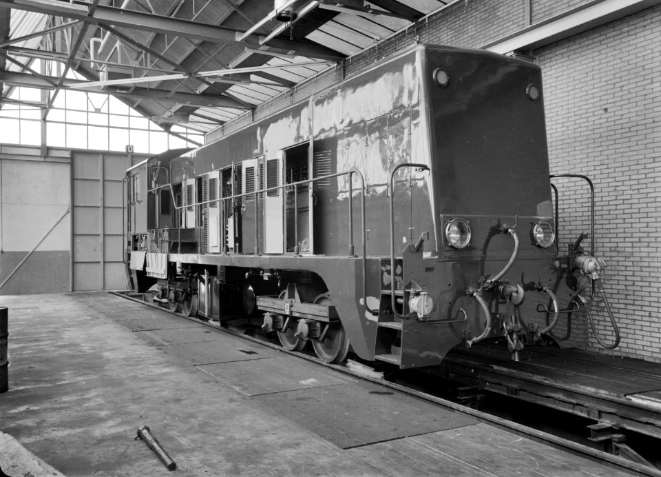 HUA-166556-Afbeelding van een in aanbouw zijnde diesel-electrische locomotief uit de serie 2200-2300, bestemd voor de N.S., bij de firma Allan te Rotterdam