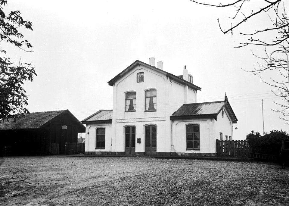 HUA-166821-Gezicht op het N.S.-station Arnemuiden te Arnemuiden
