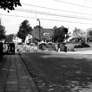 HUA-166542-Gezicht op een spoorwegovergang in de Groenestraat te Rheden