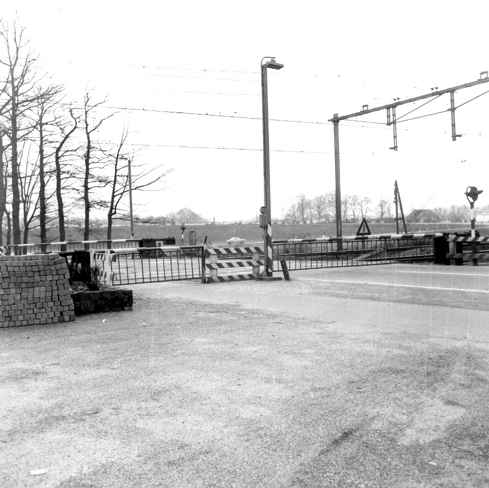 HUA-166539-Gezicht op de spoorwegovergang in de Woudenbergseweg te Maarsbergen