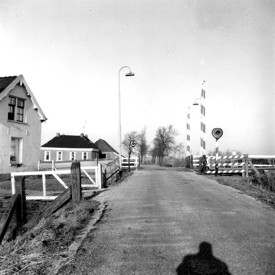 HUA-166534-Gezicht op de spoorwegovergang in de Stationsweg te Visvliet
