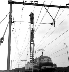 HUA-166469-Afbeelding van werkzaamheden aan de bovenleiding van het spoor te Lunetten bj Utrecht