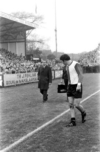 Holland Sport tegen Feyenoord 0-0. Van Hanegem geblesseerd, Bestanddeelnr 923-0044