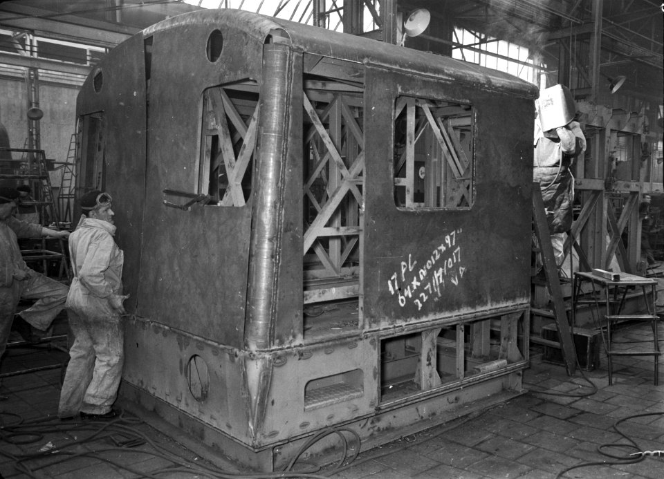 HUA-166572-Afbeelding van de beplating van de cabine van een diesel-electrische locomotief uit de serie 2200-2300 (nr. 2271) van de N.S. bij Allan te Rotterdam