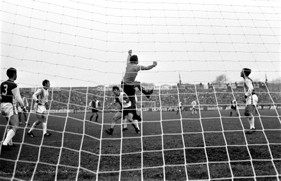 Holland Sport tegen Feyenoord 0-0. Aanval Feyenoord, Van Hanegem bij keeper, Bestanddeelnr 923-0040
