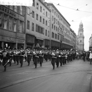 Hollandse week in Munchen. Hoornblazers marcheren door de stad Munchen, Bestanddeelnr 912-5230
