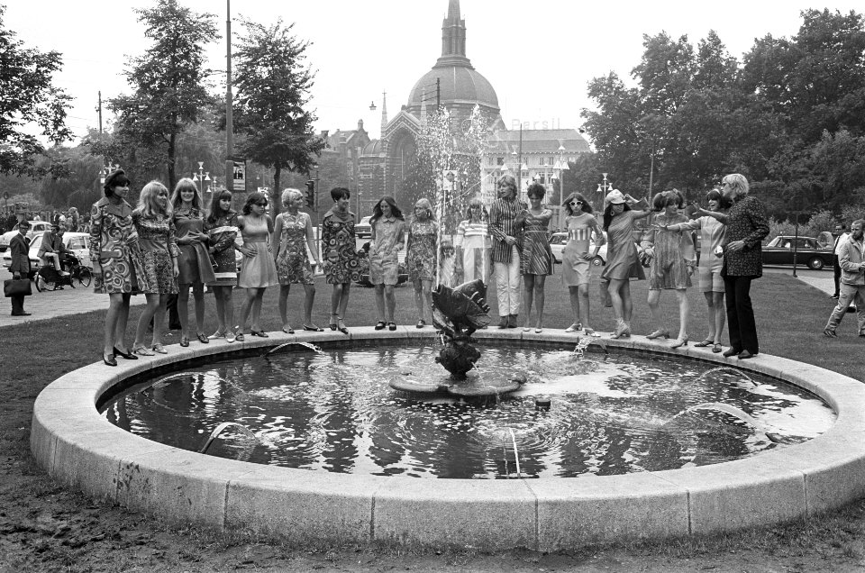 Hollandse mini-mode op Leidseplein van Josje Leeger, Bestanddeelnr 919-3216