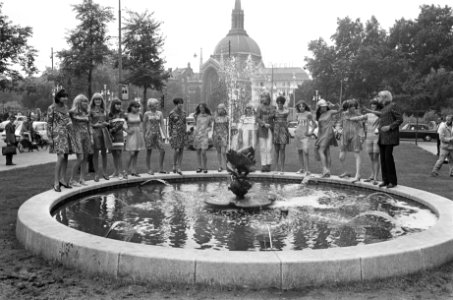 Hollandse mini-mode op Leidseplein van Josje Leeger, Bestanddeelnr 919-3216