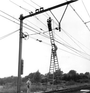 HUA-166471-Afbeelding van werkzaamheden aan de bovenleiding van het spoor te Lunetten bj Utrecht