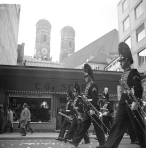 Hollandse week in Munchen. Hoornblazers marcheren door de stad Munchen, Bestanddeelnr 912-5226