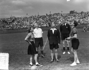 Holland tegen Belgie Korfbaljubileumwedstrijd. Toss, Bestanddeelnr 905-7667