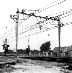 HUA-166499-Afbeelding van een bovenleidingsportaal met schakelaars aan de spoorlijn te Houten 