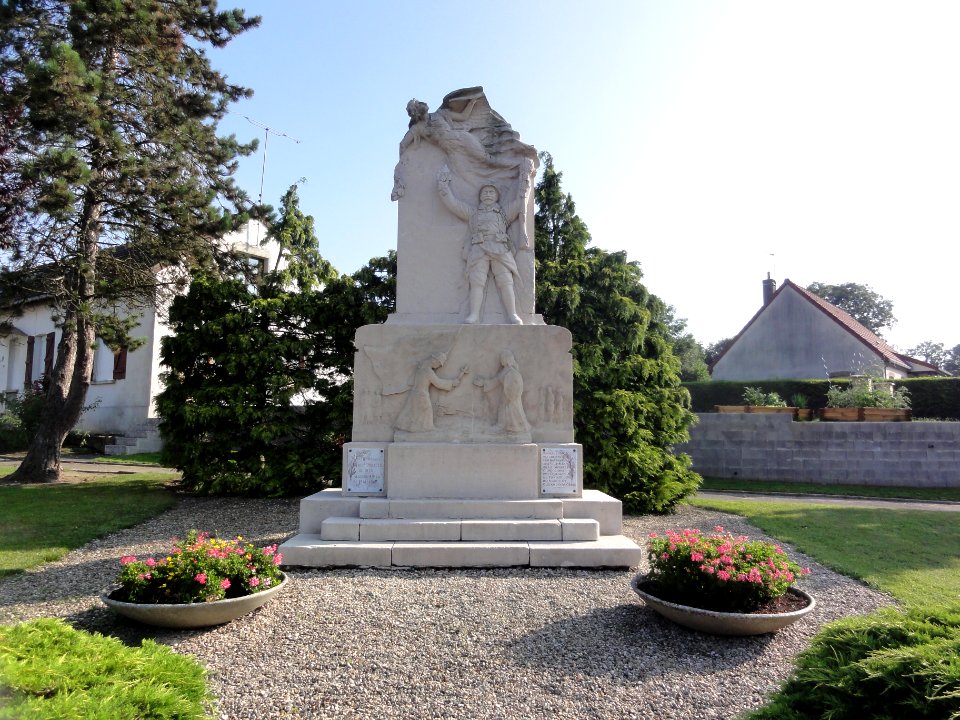 Homblières (Aisne) monument aux morts 1914-18