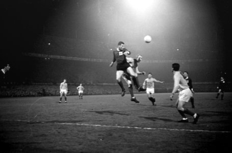 Holland tegen Noord Ierland 0-0, Henk Groot (m) en Lazeroms (r) in een kopduel I, Bestanddeelnr 917-6248