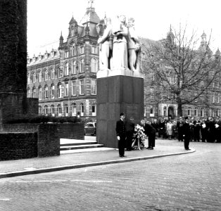 HUA-166916-Afbeelding van de kranslegging bij het monument voor tijdens de oorlog gevallen spoorwegpersoneel aan het Moreelsepark te Utrecht, tijdens dodenherdenking
