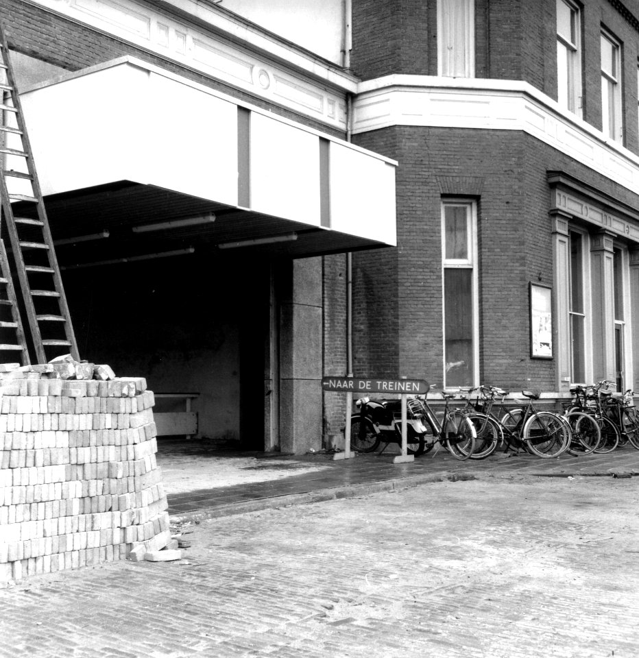 HUA-166713-Gezicht op de toegang tot de perrontunnel van het N.S.-station Wormerveer te Wormerveer