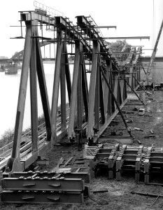 HUA-166752-Afbeelding van de montage van enkele brugdelen in verband met de verdubbeling van de spoorbrug over de Maas bij Hedel