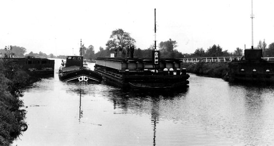 HUA-166650-Gezicht op de geopende spoorbrug draaibrug over de Smildervaart Drentsche Hoofdvaart bij Meppel tijdens doorvaart van een schip